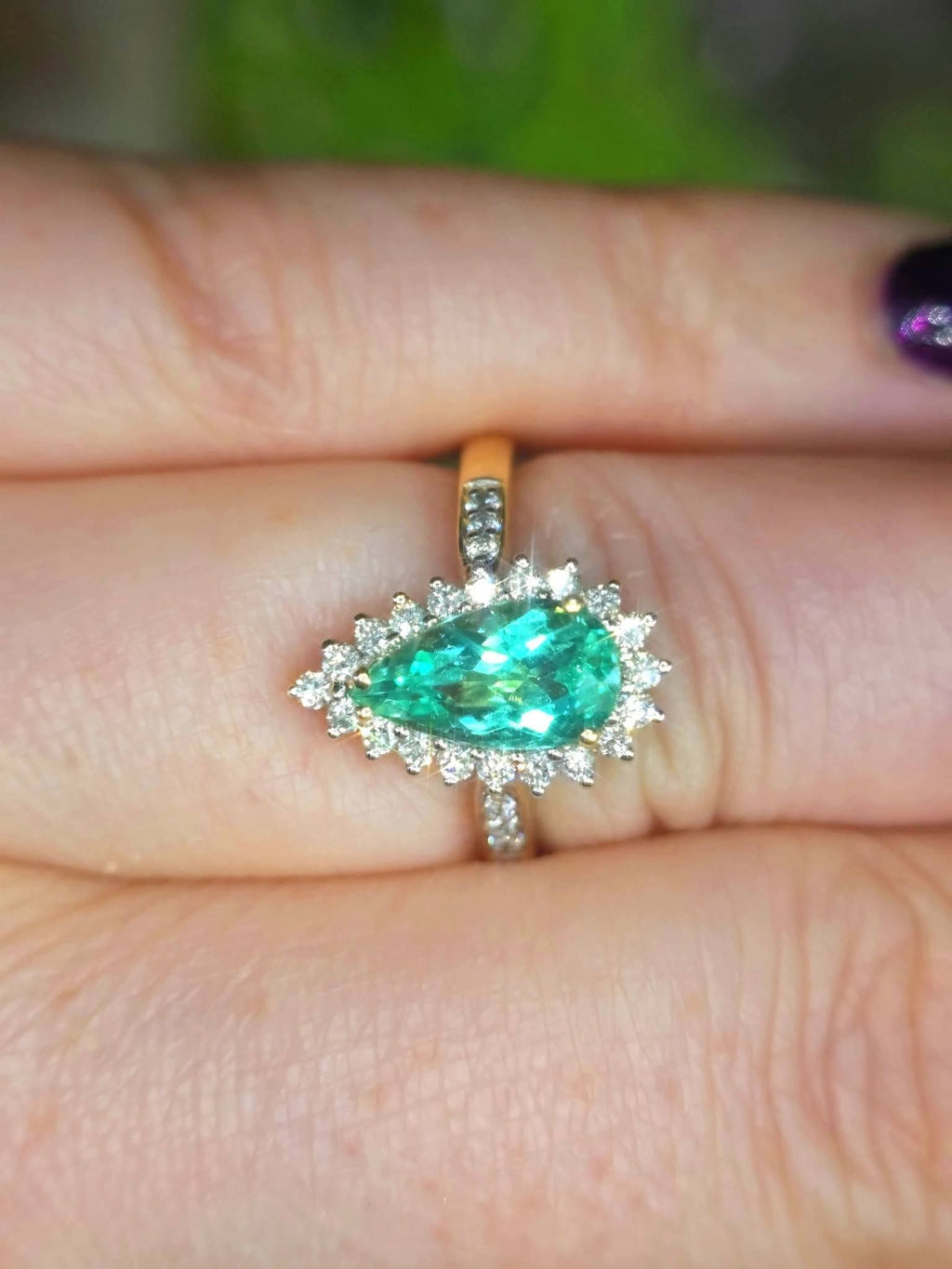 18ct Gold 1.94ct Boyaca Columbian Emerald & 0.41ct VS Diamond Ring With WGI Certification.  Size N.
