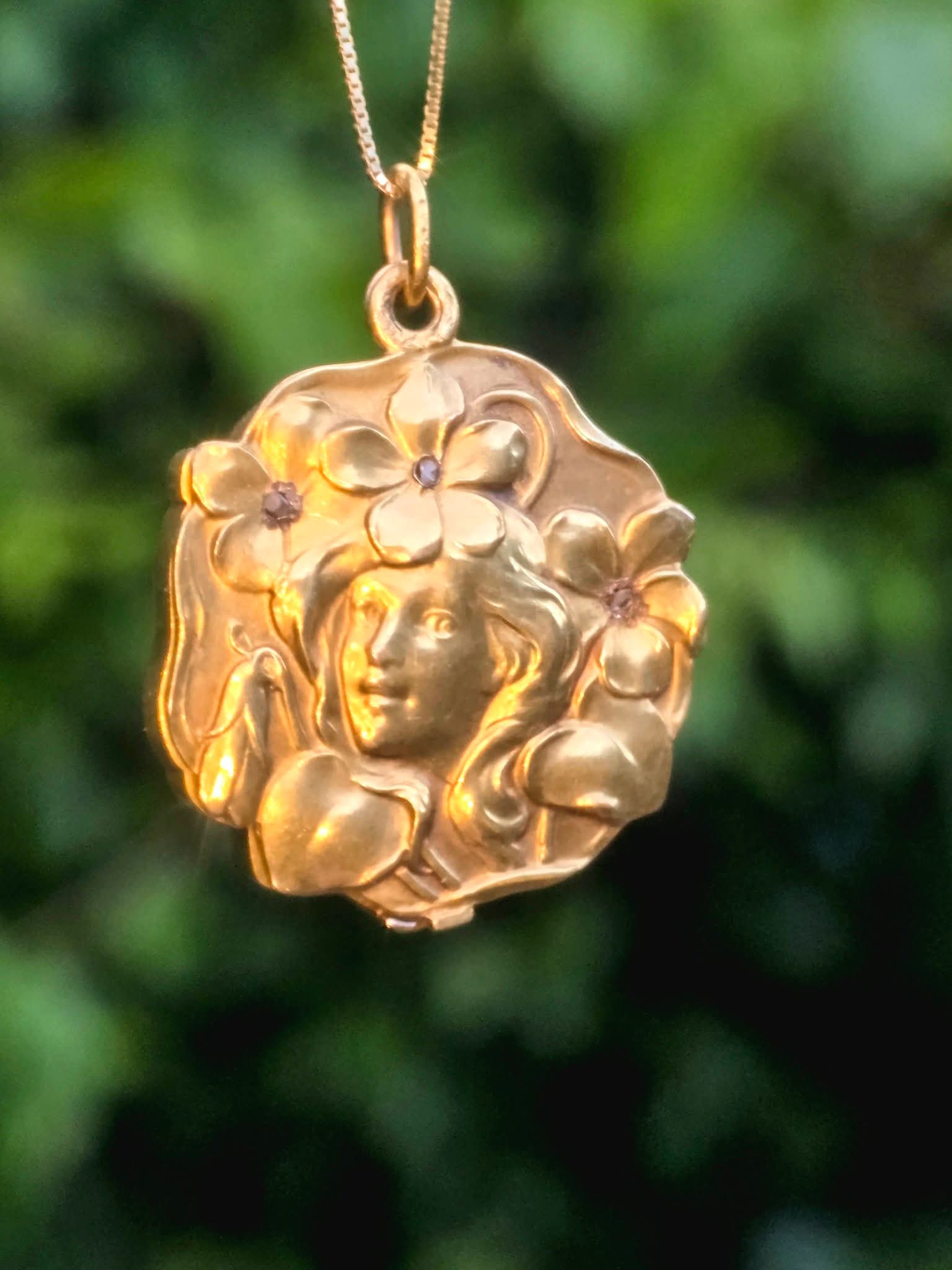 Art Nouveau 15ct Gold & Diamond Maiden Mirror Pendant Compact (Circa 1900)