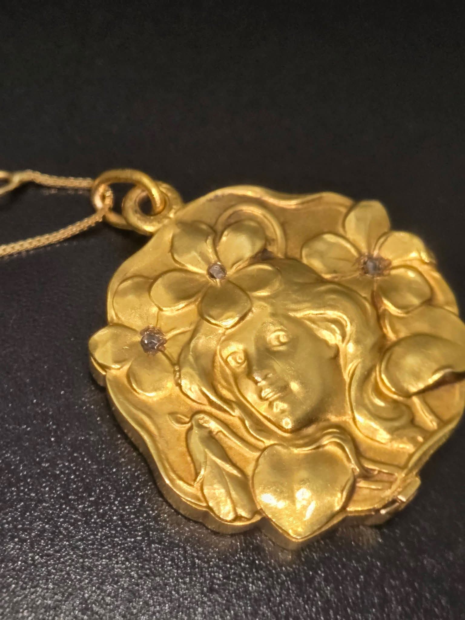 Art Nouveau 15ct Gold & Diamond Maiden Mirror Pendant Compact (Circa 1900)