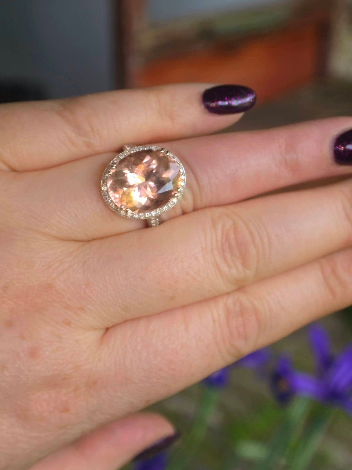 18ct White Gold 10.6ct Morganite Ring With WGI Certification. Size N.