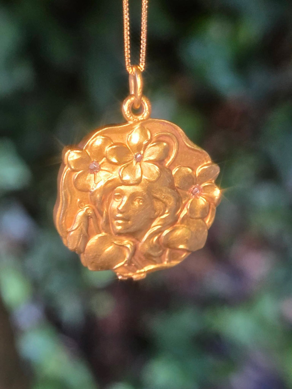 Art Nouveau 15ct Gold & Diamond Maiden Mirror Pendant Compact (Circa 1900)