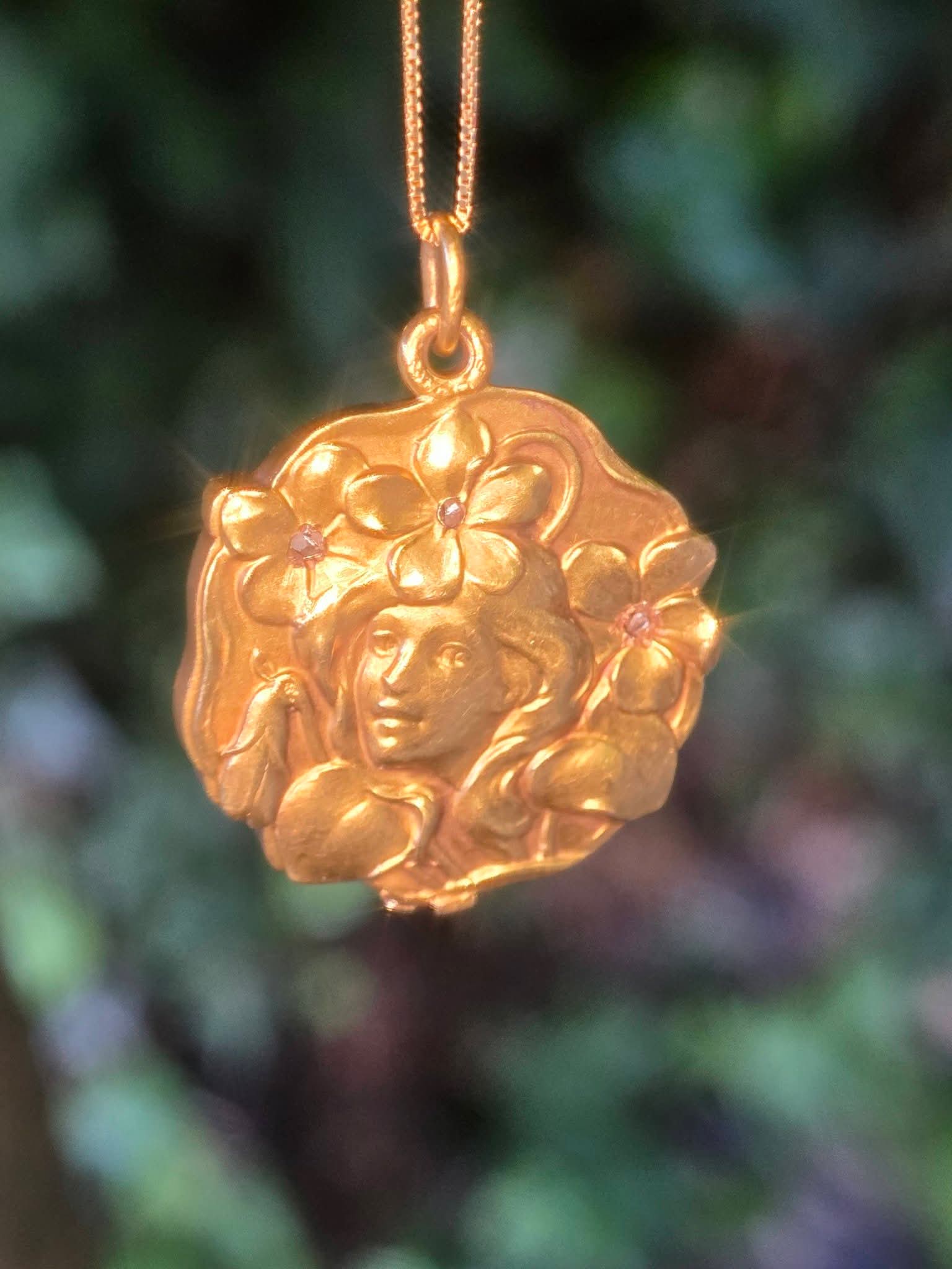 Art Nouveau 15ct Gold & Diamond Maiden Mirror Pendant Compact (Circa 1900)