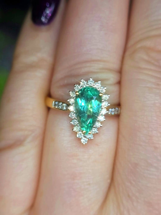 18ct Gold 1.94ct Boyaca Columbian Emerald & 0.41ct VS Diamond Ring With WGI Certification.  Size N.