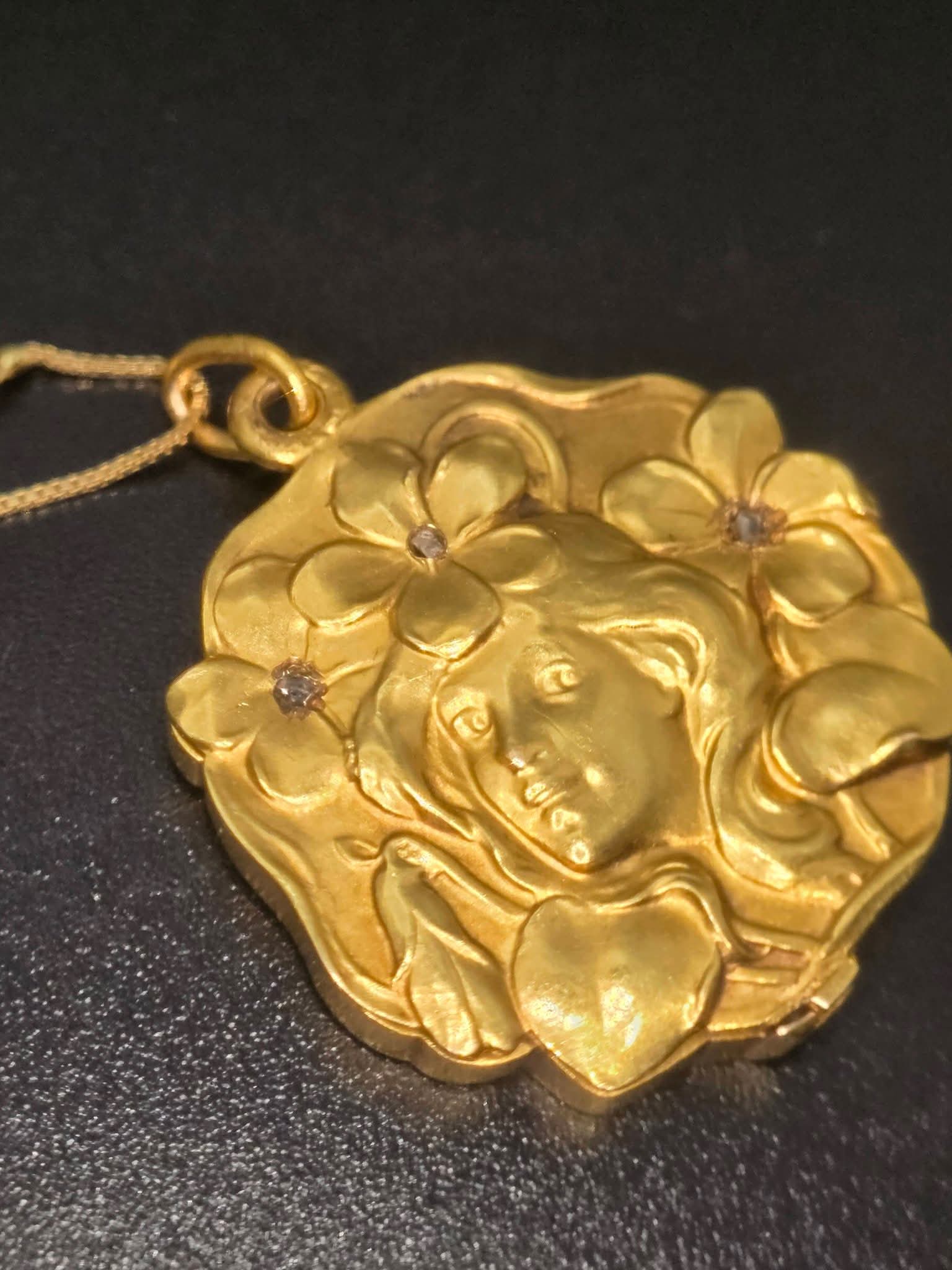 Art Nouveau 15ct Gold & Diamond Maiden Mirror Pendant Compact (Circa 1900)