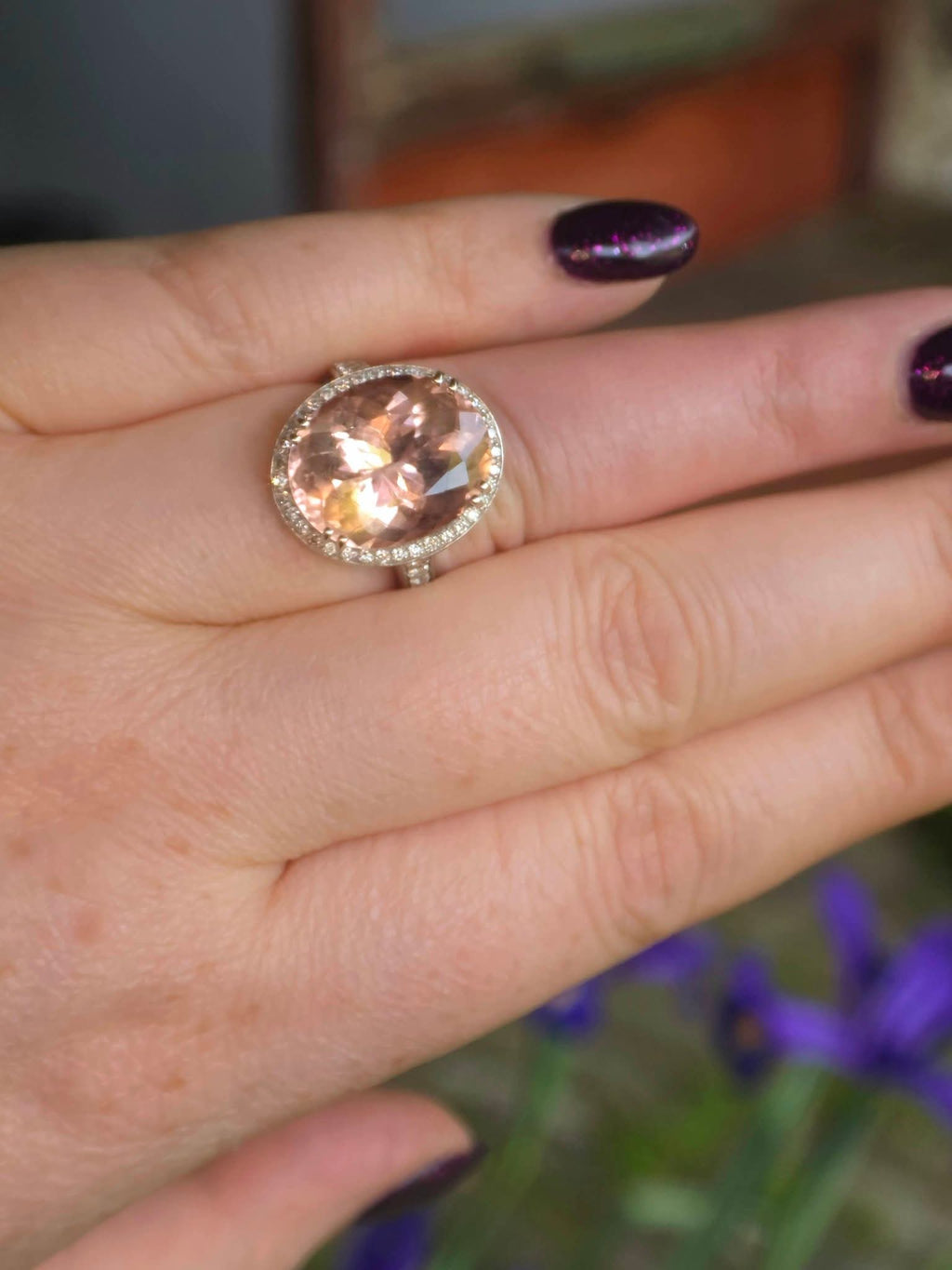 18ct White Gold 10.6ct Morganite Ring With WGI Certification. Size N.