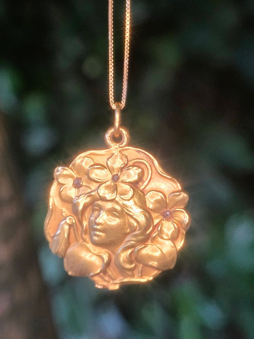 Art Nouveau 15ct Gold & Diamond Maiden Mirror Pendant Compact (Circa 1900)